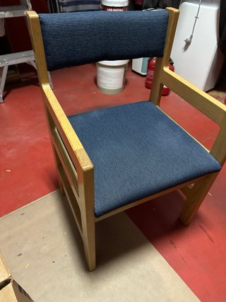 Silla de madera con asiento y respaldo azul