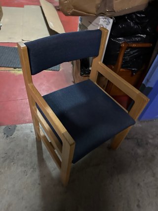 Silla de madera con asiento y respaldo azul