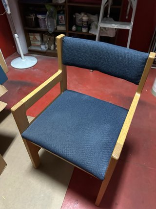 Silla de madera con asiento y respaldo azul