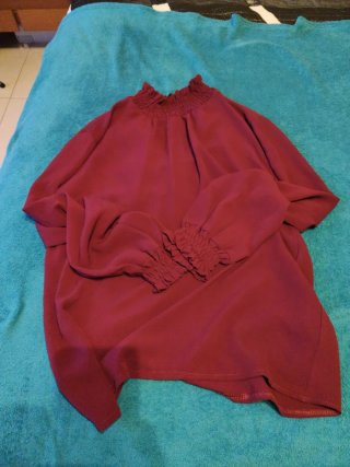 Blusa roja con cuello alto y mangas abullonadas