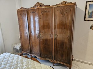 Dormitorio de madera oscura