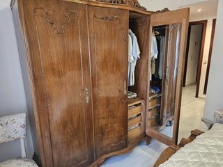 Dormitorio de madera oscura