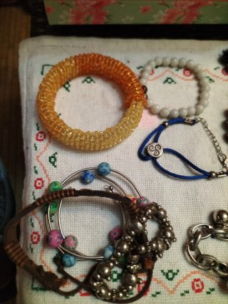 Lote de pulseras variadas