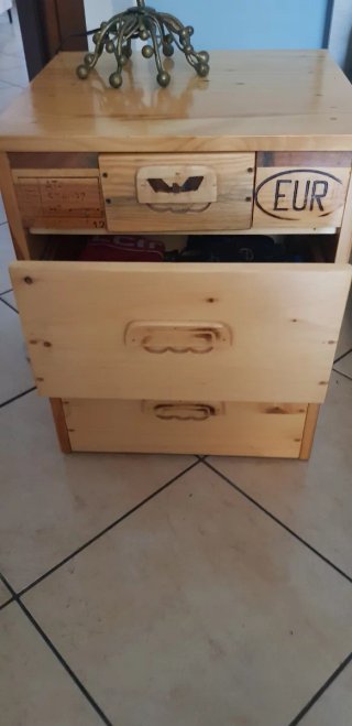 Comodino artigianale in legno