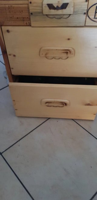 Comodino artigianale in legno