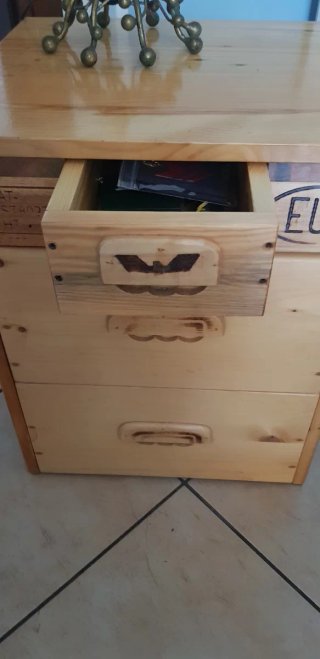 Comodino artigianale in legno