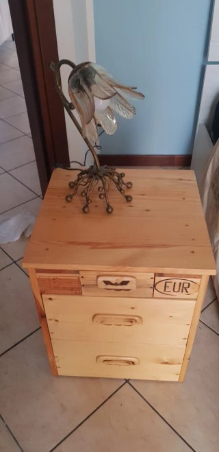 Comodino artigianale in legno