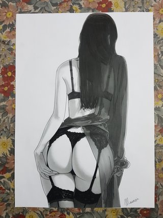 Disegno su carta donna in lingerie