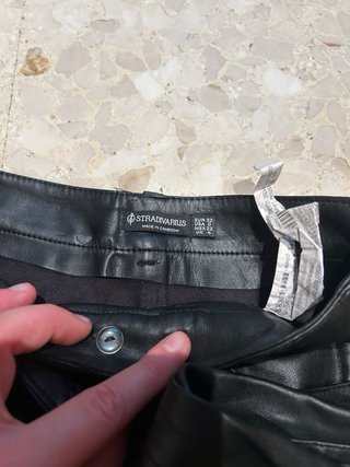 Pantalón efecto piel Stradivarius Talla 32
