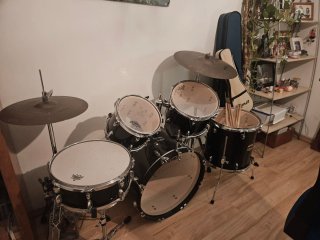 Vendo 2 guitarras 1 bajo y una batería