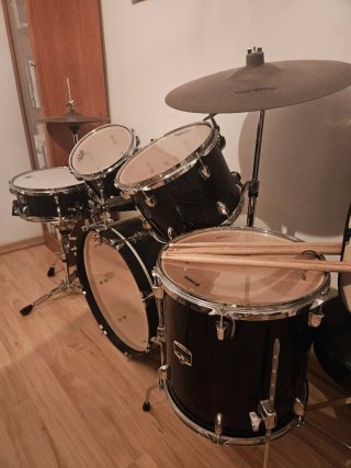Vendo 2 guitarras 1 bajo y una batería