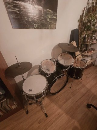 Vendo 2 guitarras 1 bajo y una batería