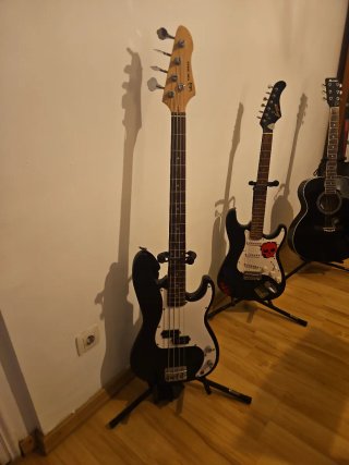 Vendo 2 guitarras 1 bajo y una batería