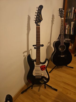 Vendo 2 guitarras 1 bajo y una batería