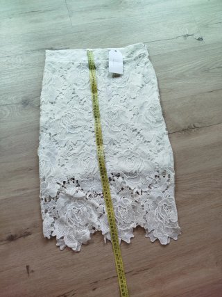 Falda blanca de encaje