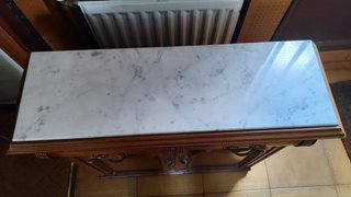 Mueble madera clásico con mármol