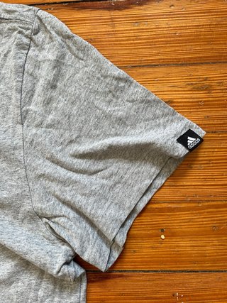 Camiseta Adidas Gris con Logo Azul