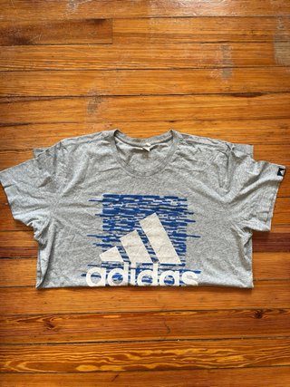 Camiseta Adidas Gris con Logo Azul