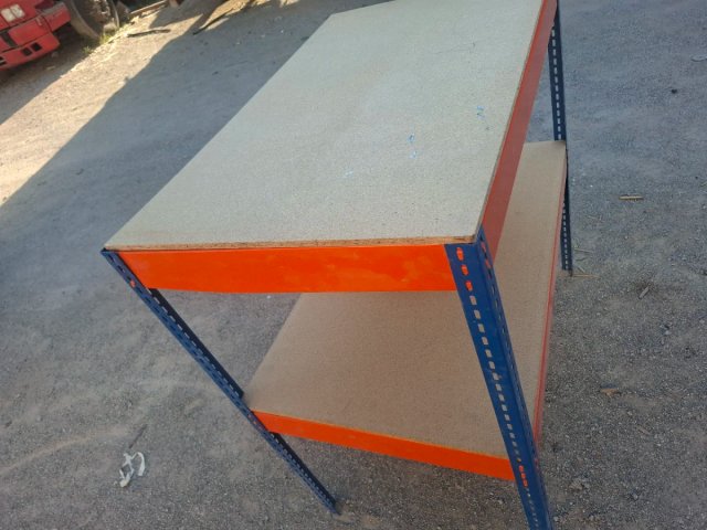 Estantería metálica naranja y azul