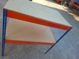 Estantería metálica naranja y azul