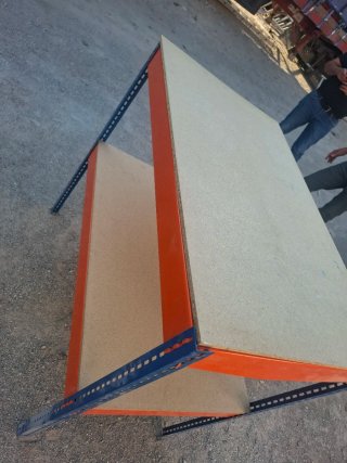 Estantería metálica naranja y azul