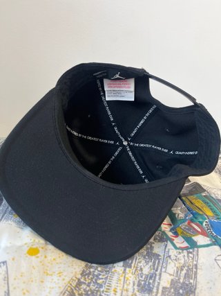 Gorra Jordan Negra con Logo Rojo