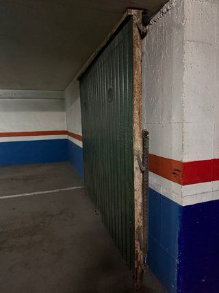 Puerta de garaje metálica verde