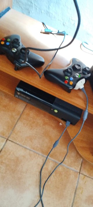 Xbox 360 E,4 mandos, Minecraft y GTA