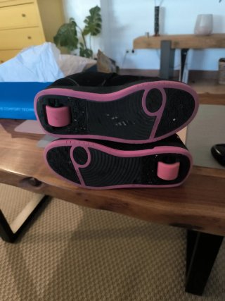Zapatillas Heelys Negras con Detalles Rosas