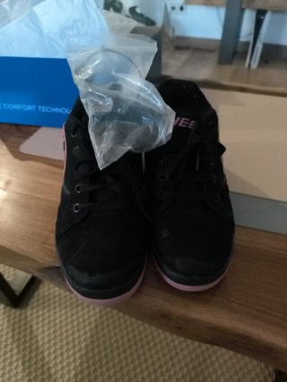 Zapatillas Heelys Negras con Detalles Rosas