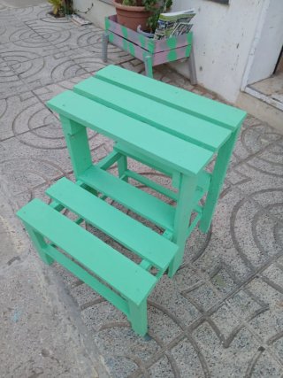 Sgabello in legno verde