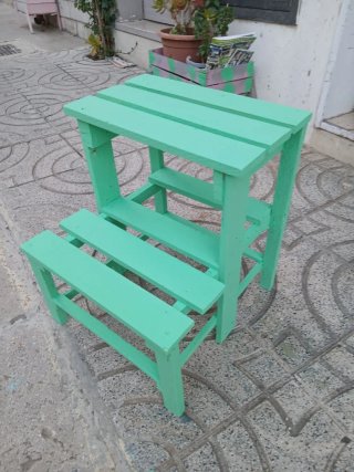 Sgabello in legno verde