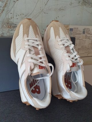 Sapatilhas New Balance bege e branco