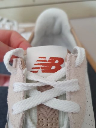 Sapatilhas New Balance bege e branco