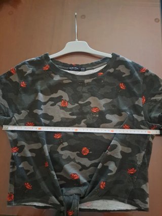 Camiseta Bershka Camuflaje Talla XS