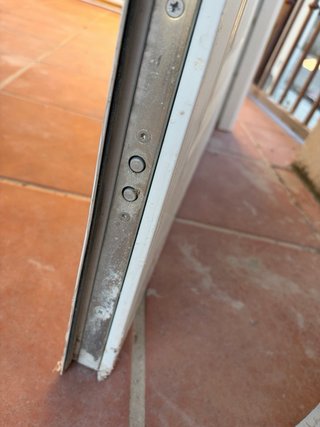 Puerta de entrada blanca con manilla
