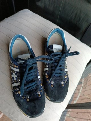 Zapatillas deportivas azules con tachuelas