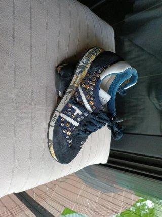 Zapatillas deportivas azules con tachuelas