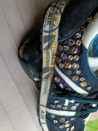 Zapatillas deportivas azules con tachuelas