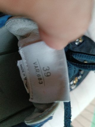 Zapatillas deportivas azules con tachuelas