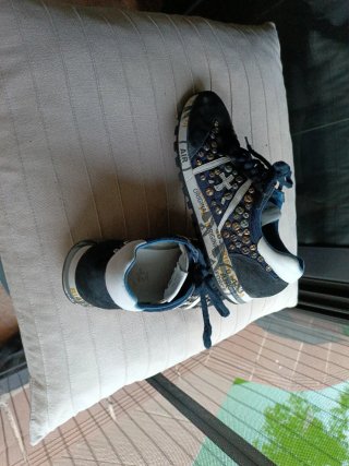 Zapatillas deportivas azules con tachuelas