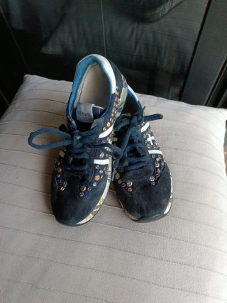 Zapatillas deportivas azules con tachuelas