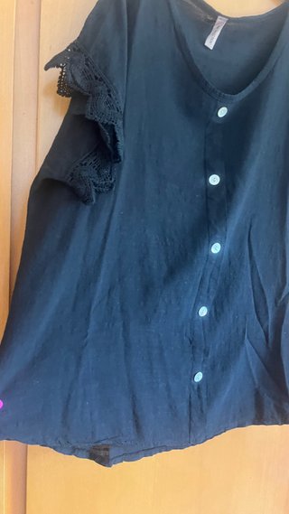 Blusa negra con botones y encaje