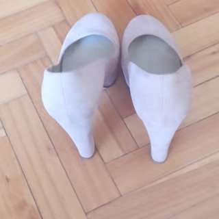 Zapatos de tacón beige y rosa.