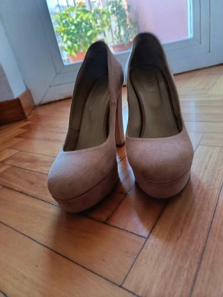 Zapatos de tacón beige y rosa.
