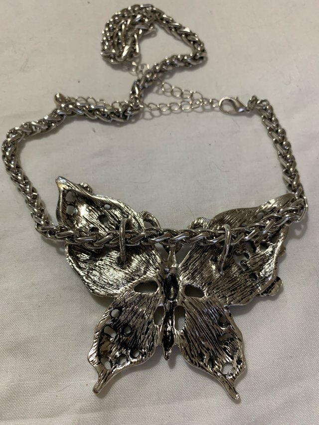 Collar mariposa vintage flores y abejas