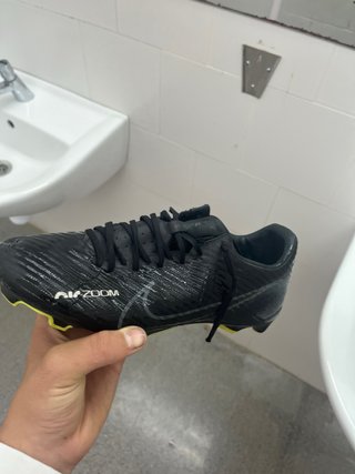 Botas de fútbol Nike negras y amarillas