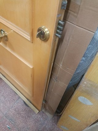 Puerta blindada madera clara usada