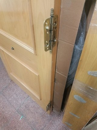 Puerta blindada madera clara usada