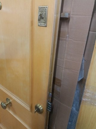 Puerta blindada madera clara usada